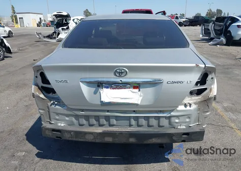 2004 Toyota Camry Le z USA, uszkodzony, nr VIN 4T1BE32K64U849232